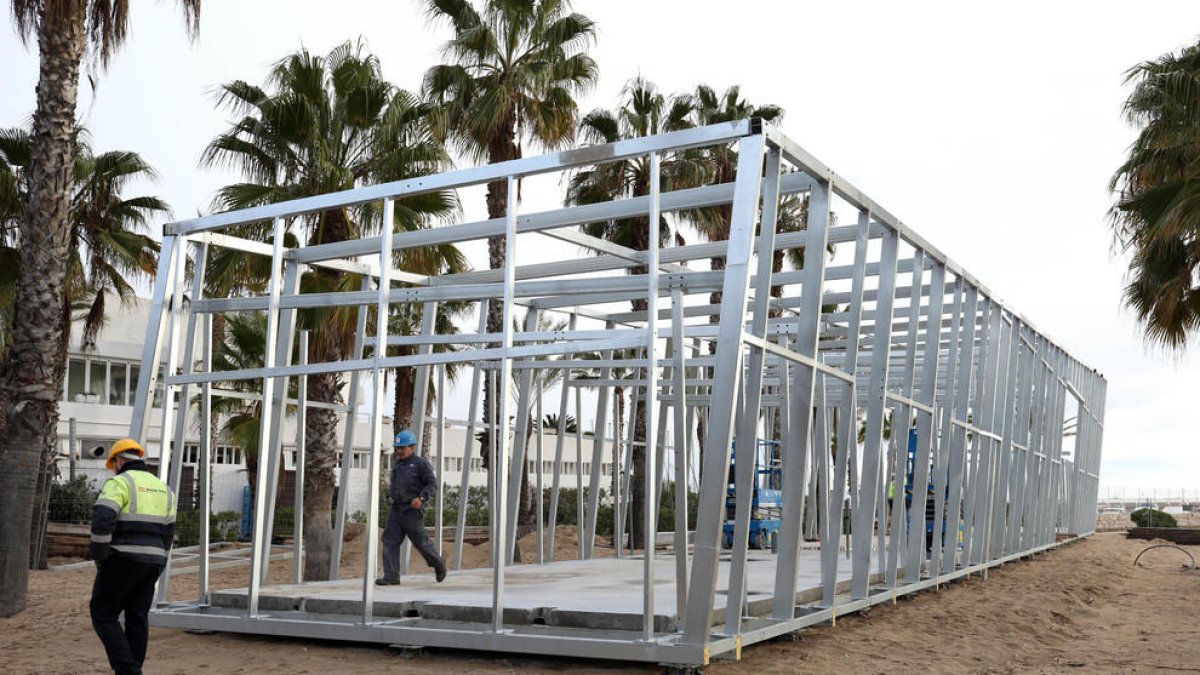 La base nàutica ocupa un extrem de la platja de Ponent de Salou, al passeig Miramar.