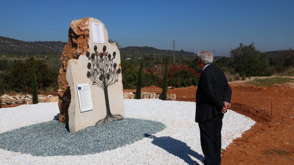 L'alcalde de Freginals, Josep Roncero, davant del monòlit instal·lat al lloc de l'accident de fa un any.