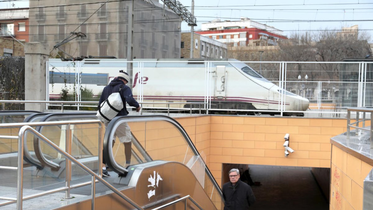 El paso fue construido por Adif, pero su gestión se encuentra en manos del Ayuntamiento de Tarragona.