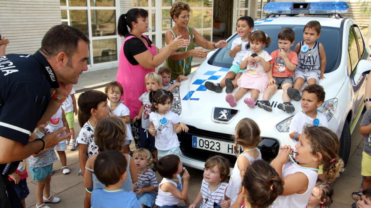 Imagen de la visita de los agentes de la Policía Local de Altafulla al jardín de infancia del municipio.