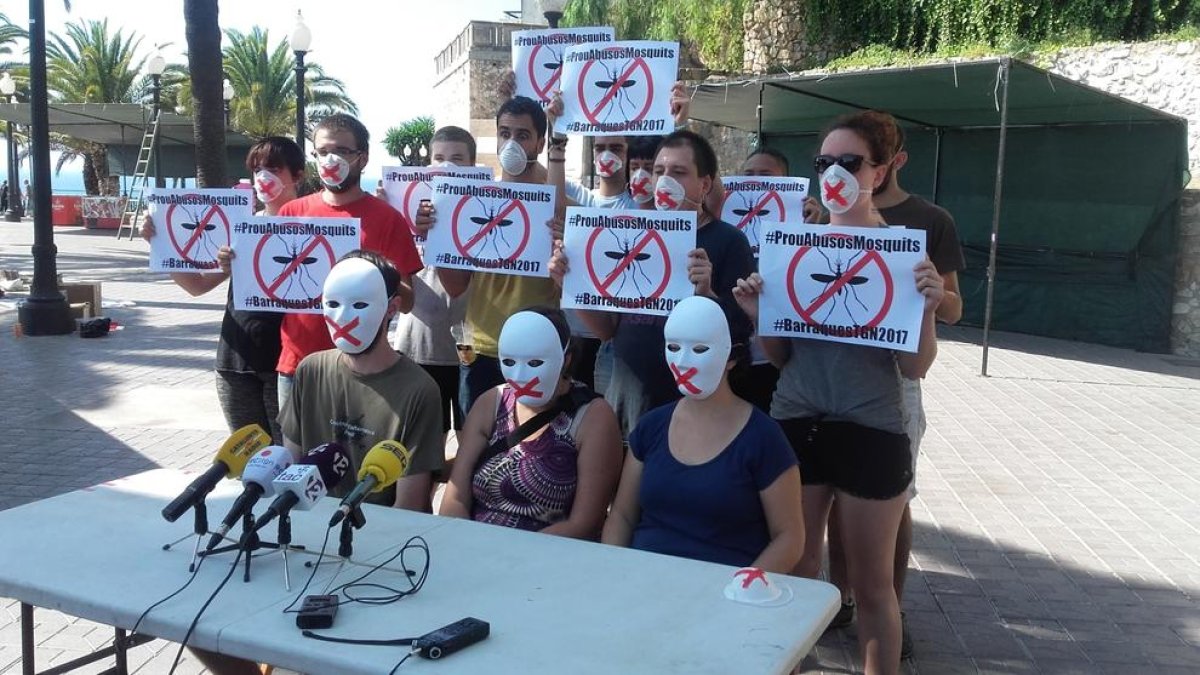 Imagen de la rueda de prensa en silencio que ha realizado hoy la Coordinadora de Barracas|Chabolas de Tarragona.