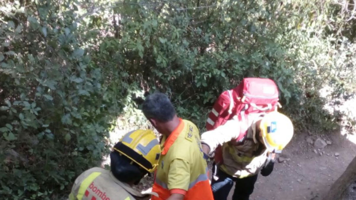 La chica, que se accidentó en un lugar no accesible en vehículo, fue trasladada con una camilla hasta la ambulancia.