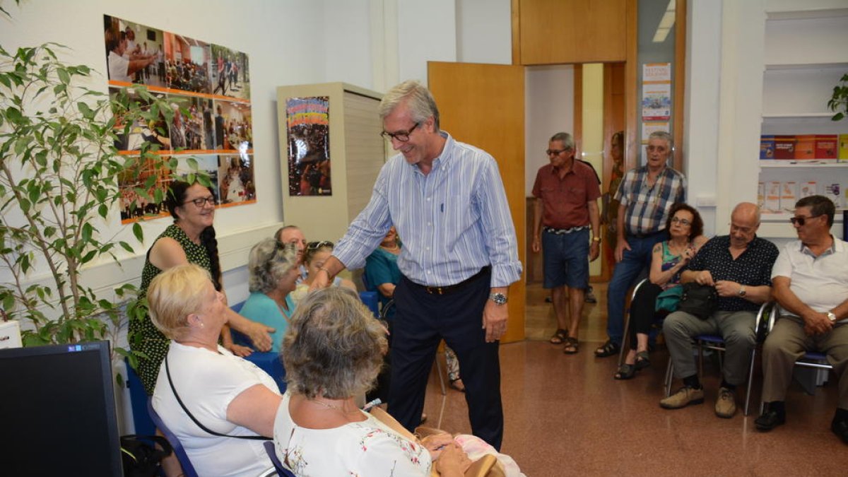 L'alcalde de Tarragona, Josep Fèlix Ballesteros, a la inauguració de la Oficina d'Informació per a la Gent Gran.