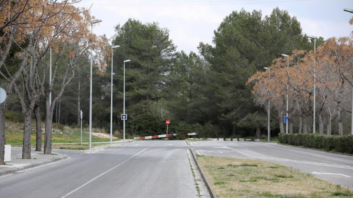 A poc més de dos quilòmetres de la tanca on acaba el vial de Sant Ramon es troba l'estació de l'AVE.