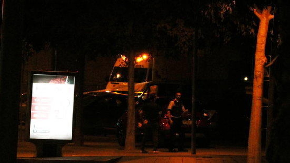 Imagen de una ambulancia en las inmediaciones del edificio Walden de Sant Just Desvern donde se localizó el coche en el cual el terrorista de la Rambla habría huido, el 17 de agosto de 2017.