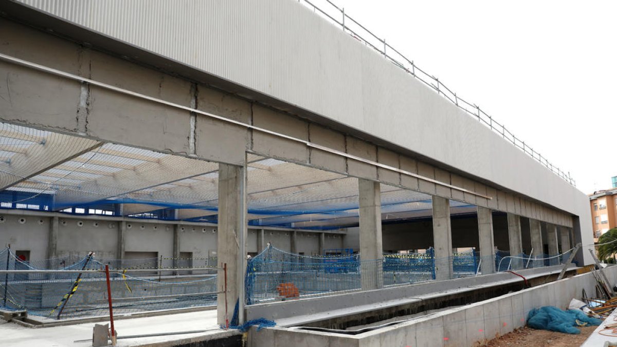 Aspecte que ofereixen les obres de construcció de la piscina, en el lloc on anava la pista de volei.