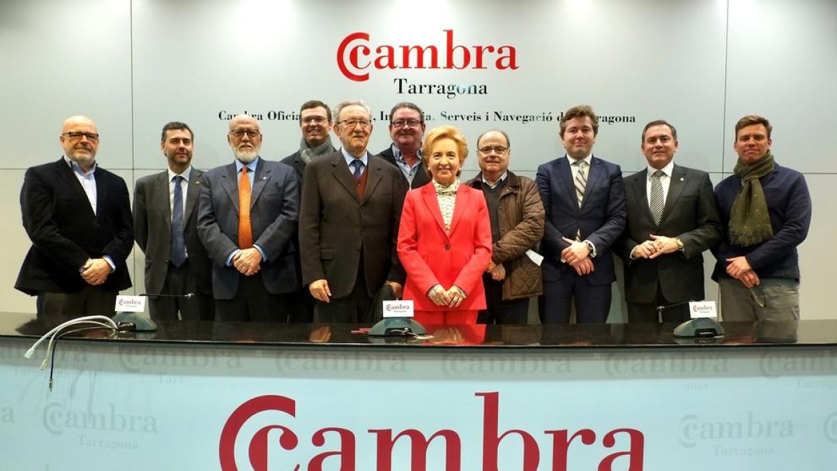 Laura Roigé con los miembros del Comité Ejecutivo de la Cámara de Tarragona.