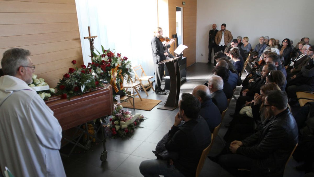 Un gran número de personas se han querido acercar al Tanatorio de Torredembarra por despedir-se de Gassull.