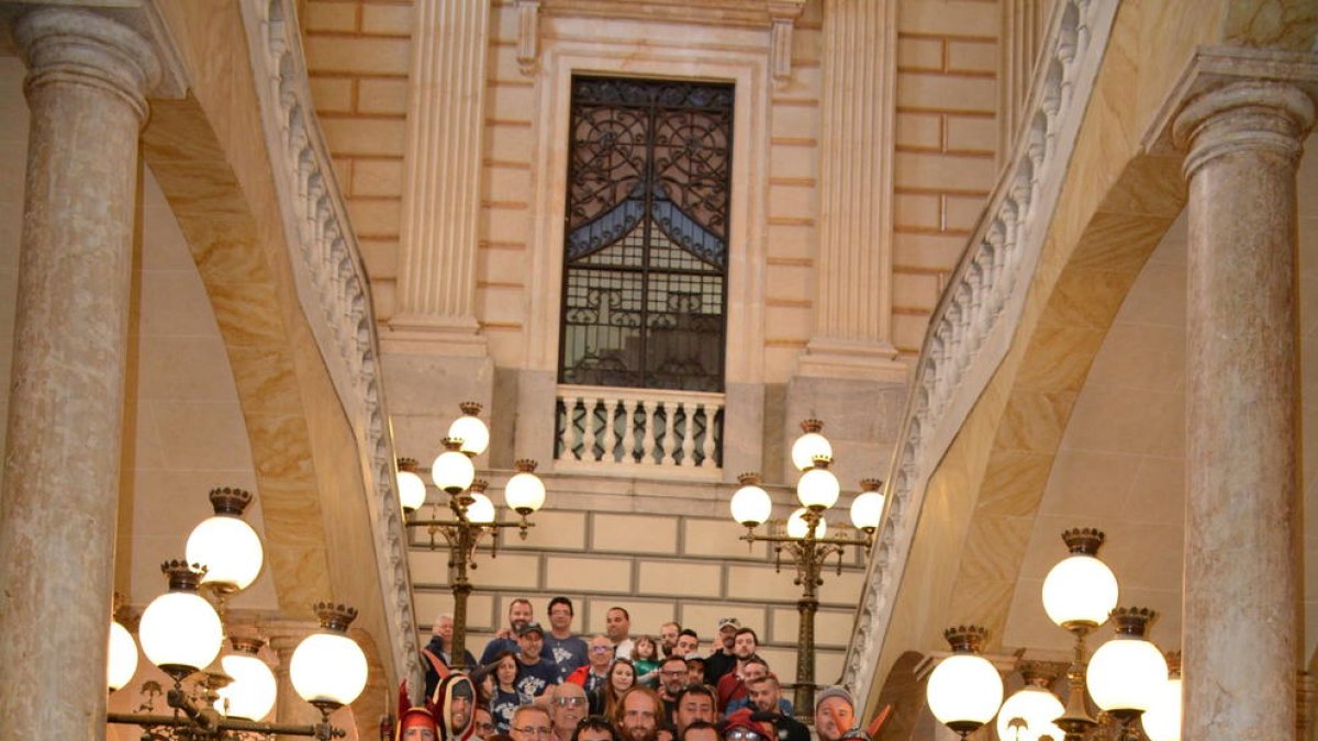 Fotografia de família de l'acte de presentació de la coordinadora, que agrupa colles de tot Catalunya.