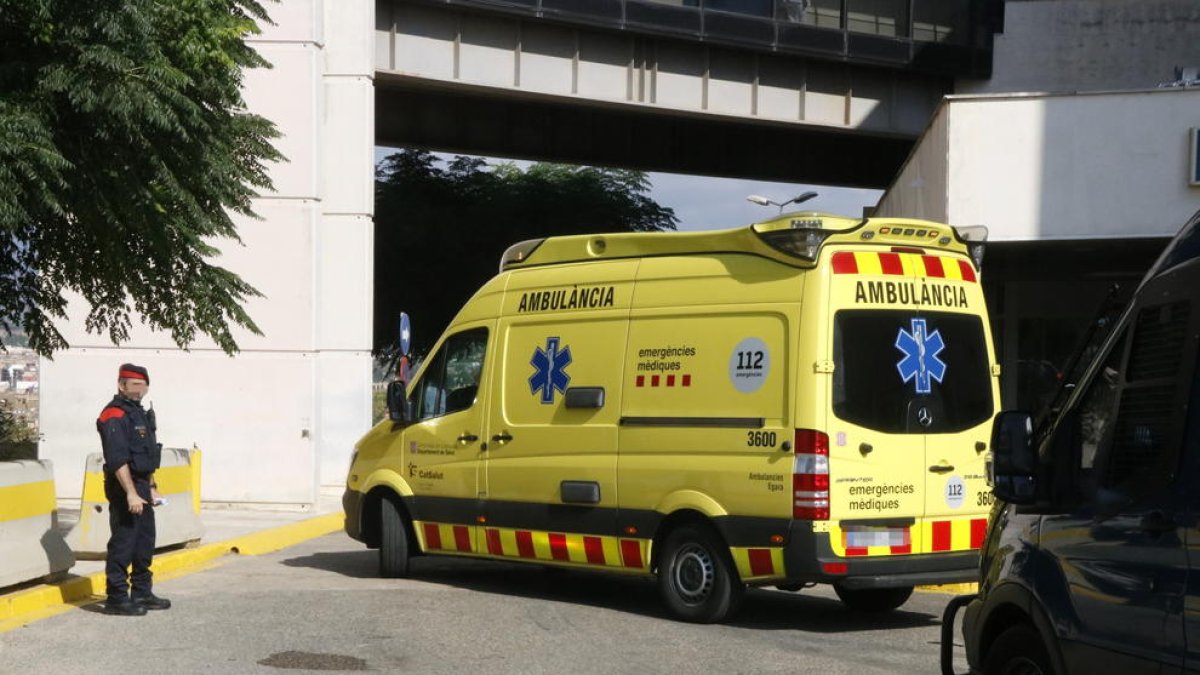 Plano general de la ambulancia que trasladó a Mohamed Houli Chemlal, saliendo del hospital de Tortosa en dirección a Barcelona, el 21 de agosto del 2017