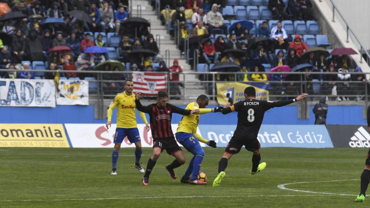 El atacante encarnado-y-negro Fran Carbia (izquierda), que tiene raíces gaditanas, vivió ayer un partido especial, en el estadio donde empezó a soñar con ser futbolista.