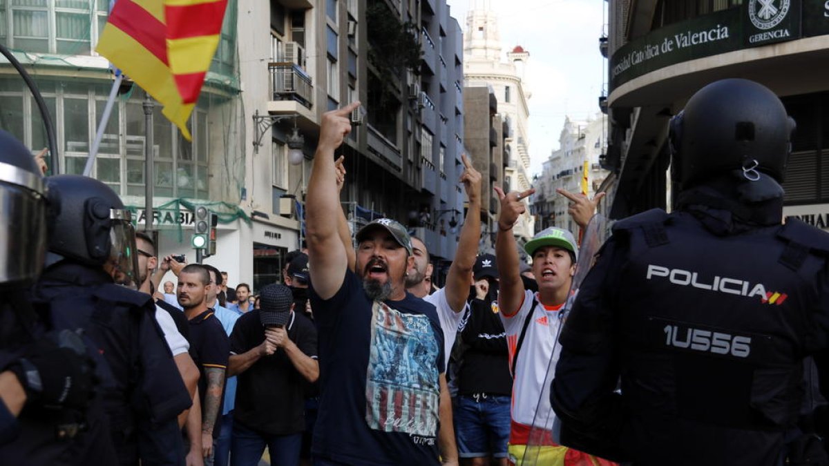 Imatge general de manifestants intentant rebentar la marxa convocada per la Comissió 9 d'octubre a València.