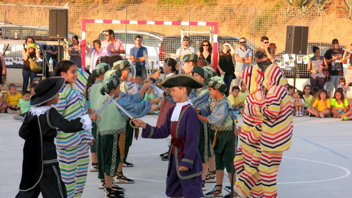 Imatge de la pre-estrena del Ball de Marcos Vicente a la festa de final de curs de l'Escola la Vitxeta.