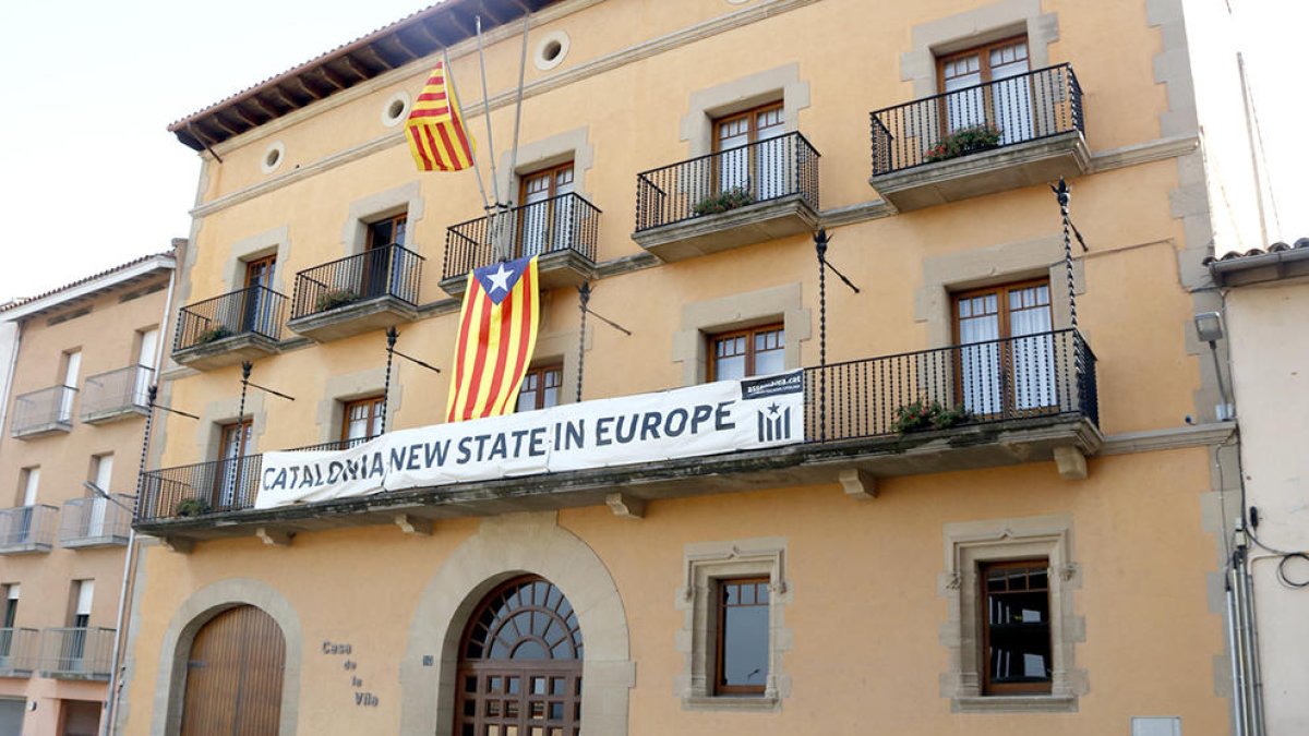 Fachada del Ayuntamiento de Tona, en la comarca de Osona