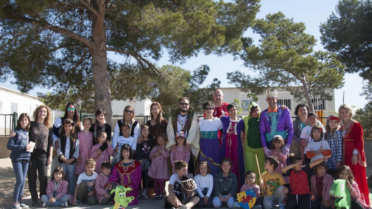 Alumnos premiados y los actores de la leyenda de Sant Jordi, después del liurament de premios.