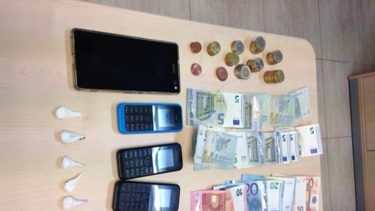 La Policía Municipal intervino al detenido cocaína, varios teléfonos móvil y dinero en efectivo.