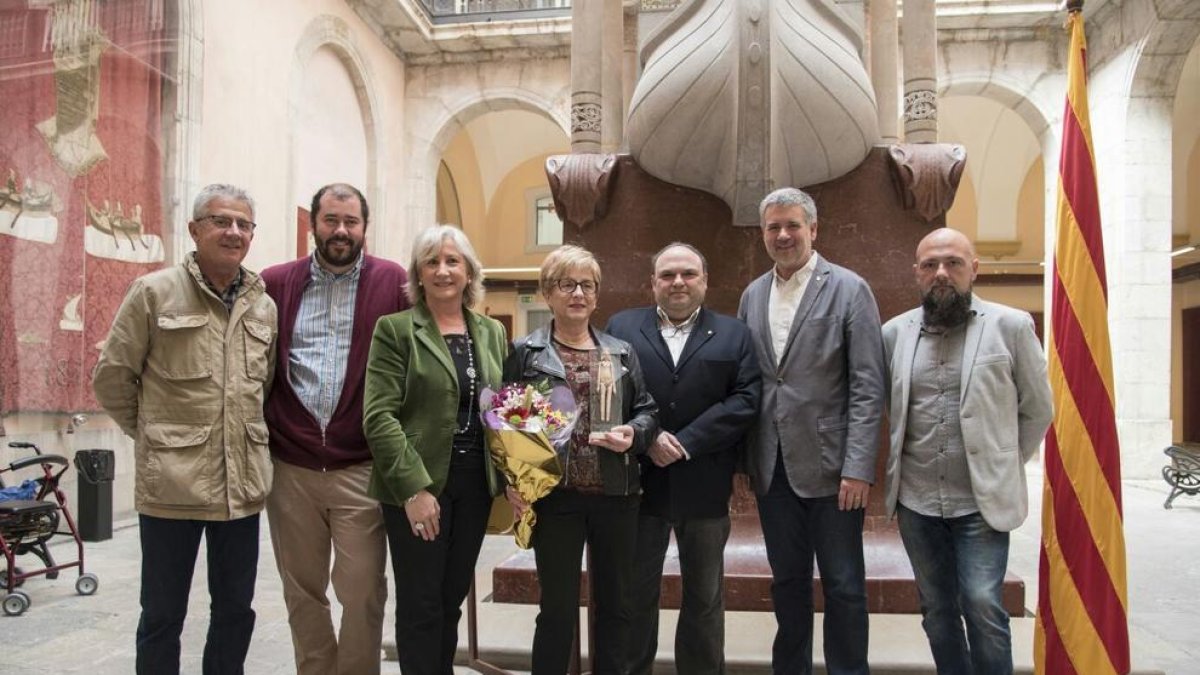 Maria Cinta Comí va rebre el premi al Pati Jaume I de l'Ajuntament, ahir, acompanyada de regidors d'ERC i de familiars.