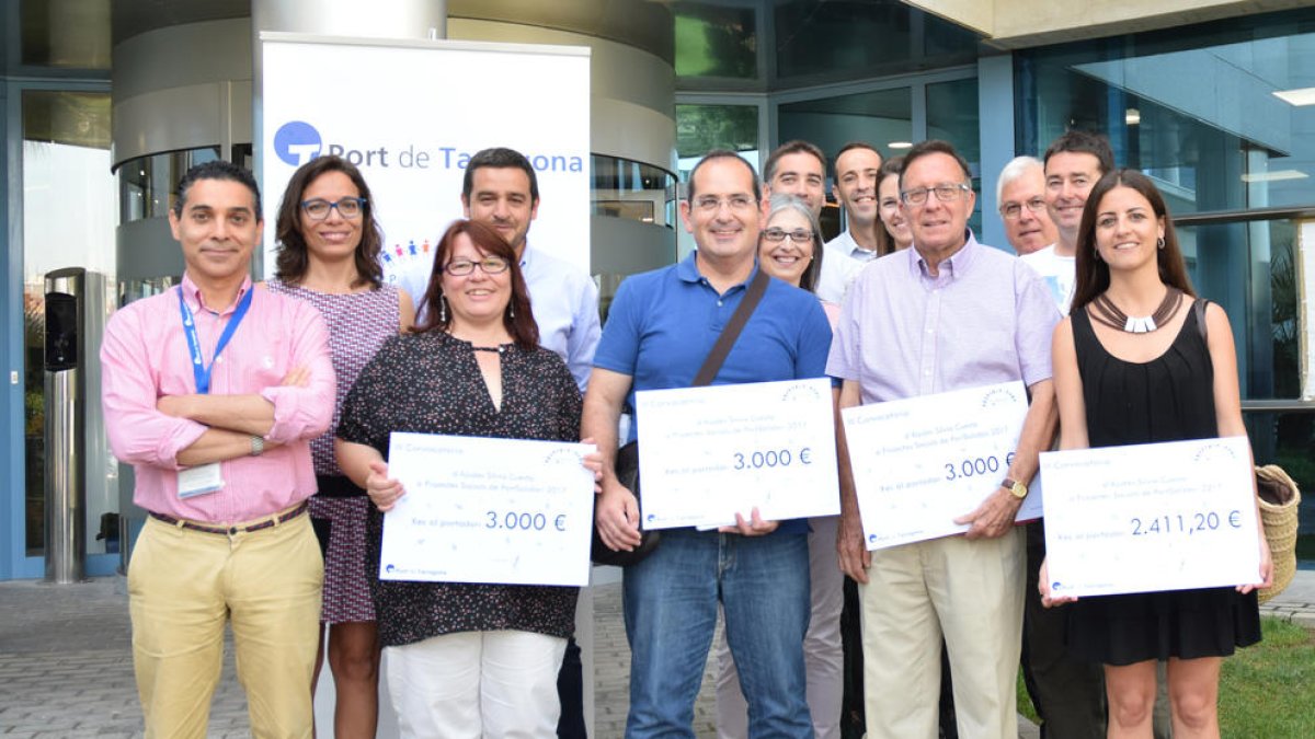 Imatge dels representants dels projectes premiats en la III Convocatòria d'Ajudes PortSolidari.
