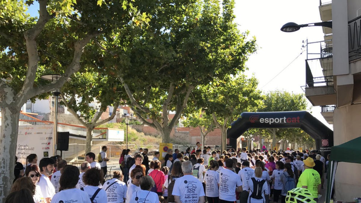 Los corredores|pasillos participaron en la 4ª carrera Hol·la Genís para luchar contra el cáncer infantil.