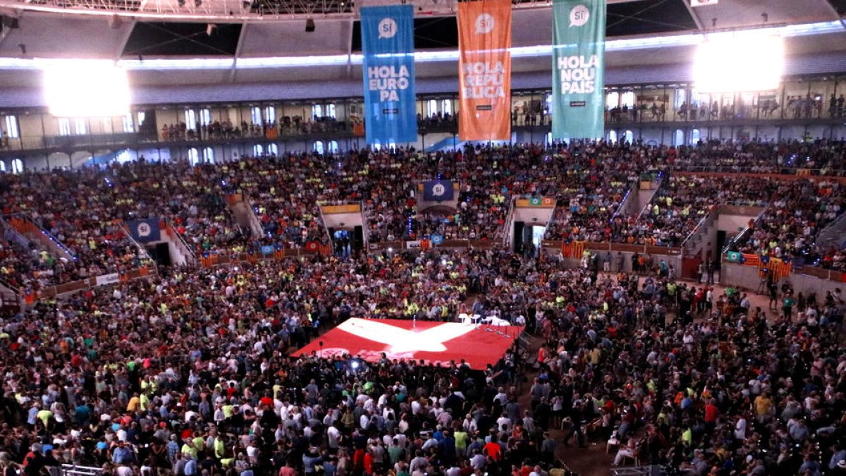 La Tàrraco Arena de Tarragona, llena al inicio del primer acto unitario de la campaña del 'sí' al referéndum del 1-O.