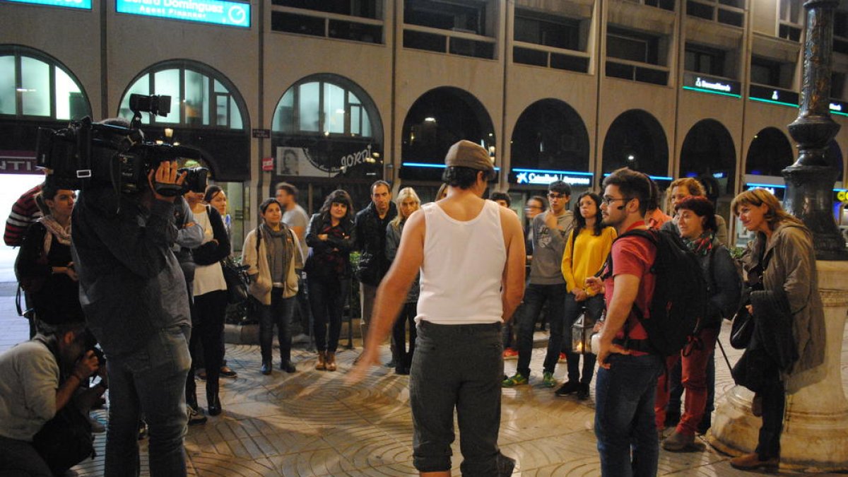 L'enterrador Joan explica als visitants com es van trobar diverses mòmies al centre de Reus.