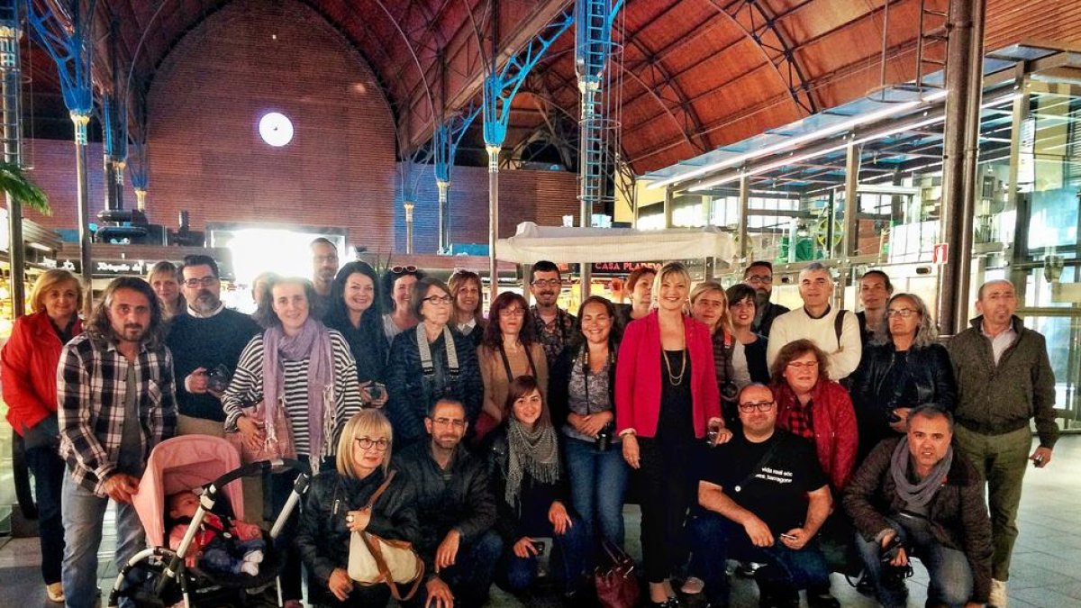 Fotografía de familia del encuentro de Instagramers en el Mercat de este viernes.