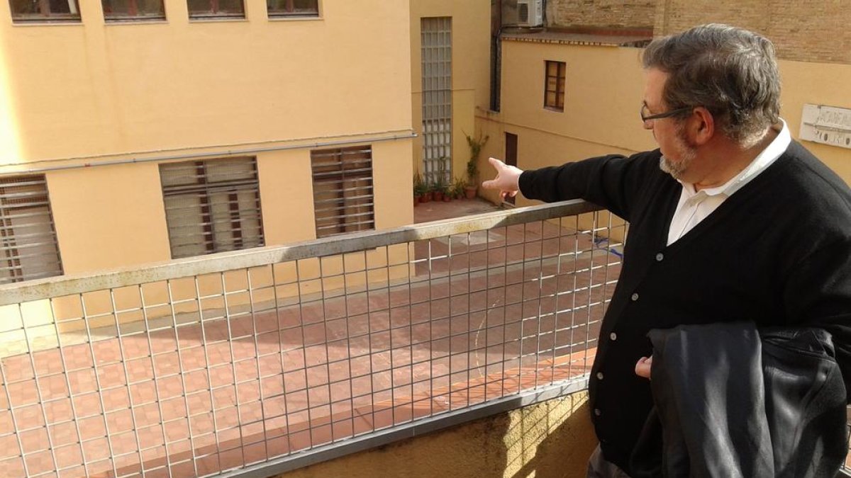 Andreu Muñoz indica el lugar del patio de la Casa de los Concilios donde podrían aparecer las columnas.