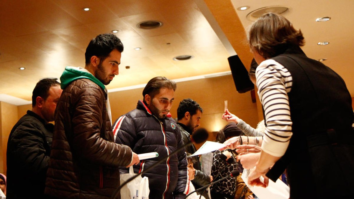 Diversos refugiats a les instal·lacions de l'aeroport de Barajas el 23 de gener del 2017