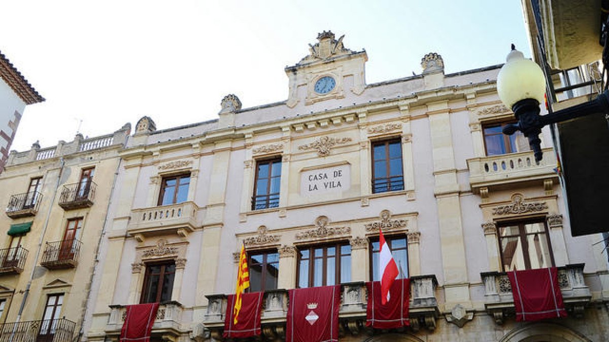 Imatge d'arxiu de la façana de l'Ajuntament de Valls.