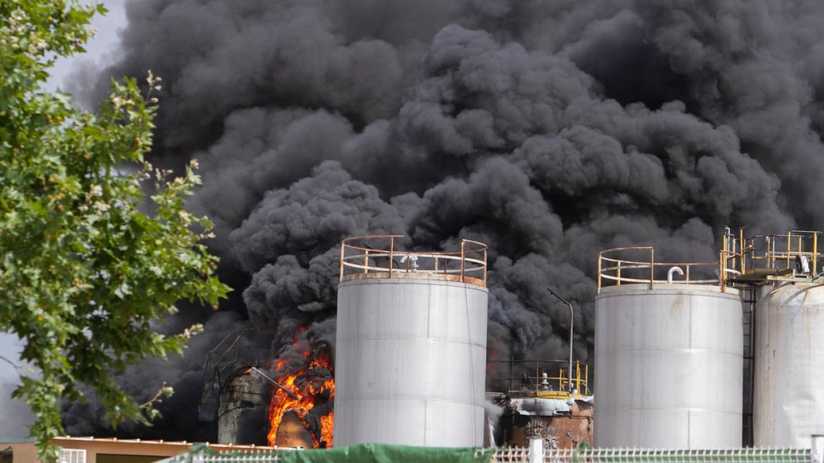 El incendio en los depósitos provocó una gran humareda negra.