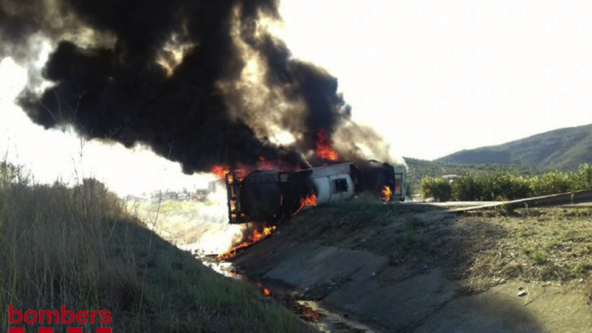 El camió, que ha bolcat a l'AP-7 a l'alçada de freginals, crema totalment.