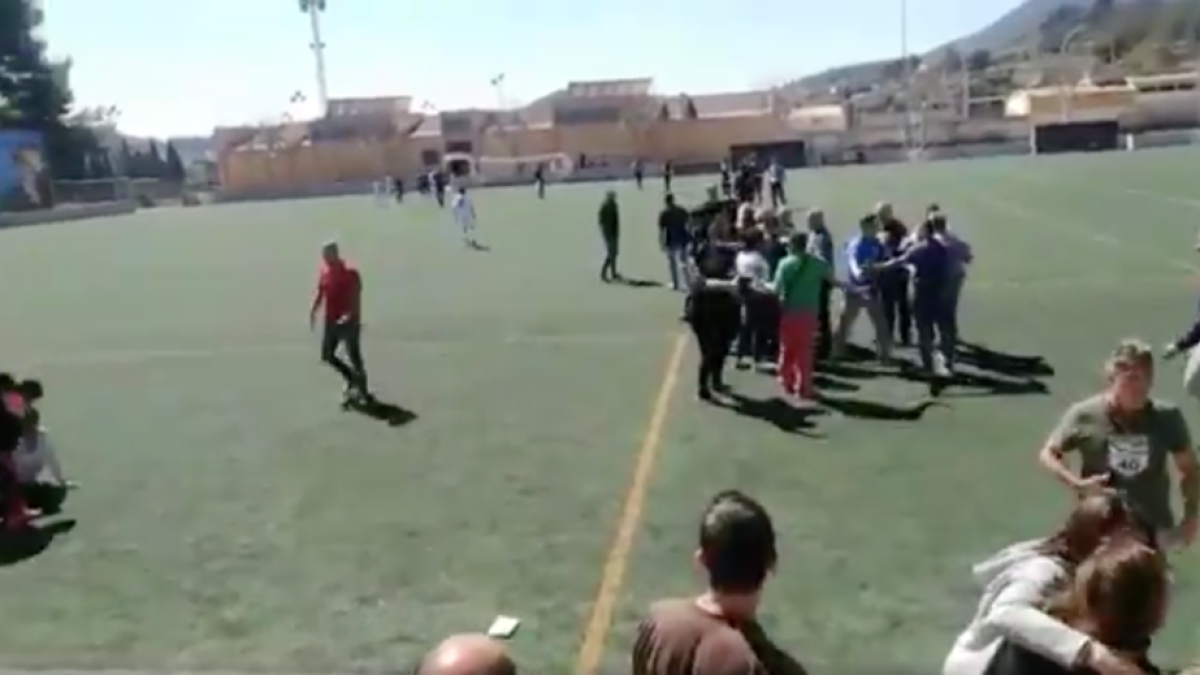El partido infantil de fútbol acaba en una batalla campal entre varios padres.