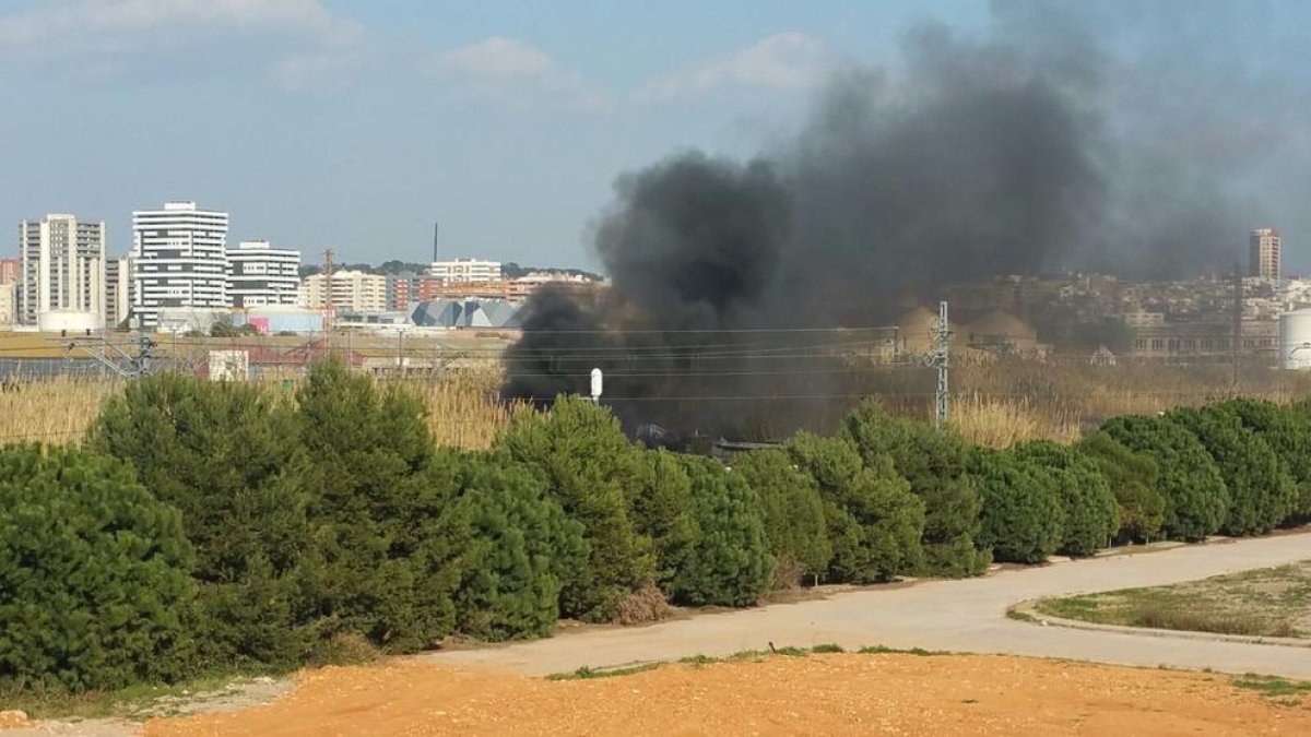 El humo negro originado por el fuego.