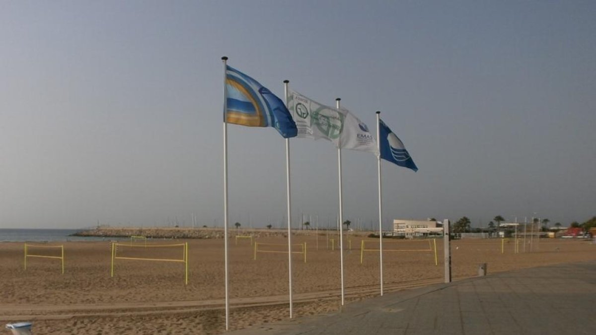 Imatge de la bandera Ecoplayas 2017 d'una de les platges de Torredembarra.
