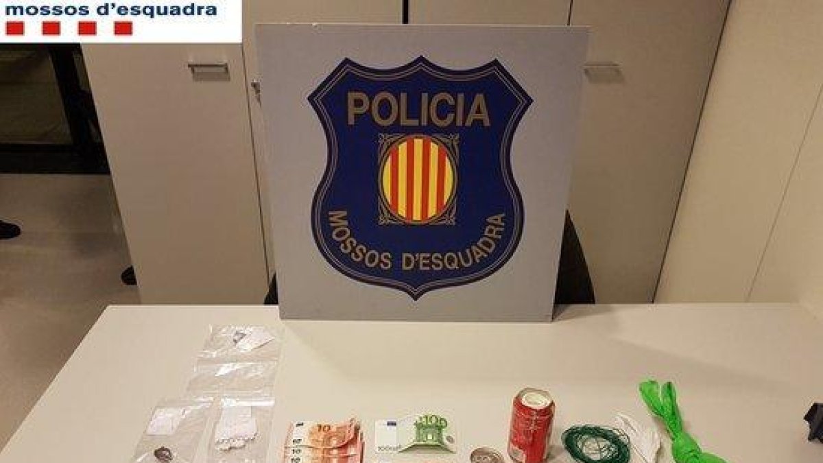 Plano general de los billetes y material decomisado por los Mossos D'Esquadra en este operativo antidroga en un bar de Tortosa, en el cual quedó detenida la propietaria por traficar con drogas.
