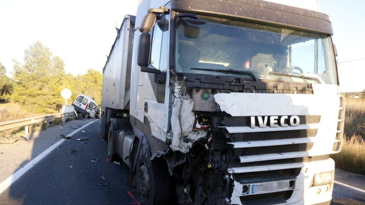 El camión accidentado en la C-37 en Valls, en primer plano, con el turismo donde viajaban las víctimas al fondo.