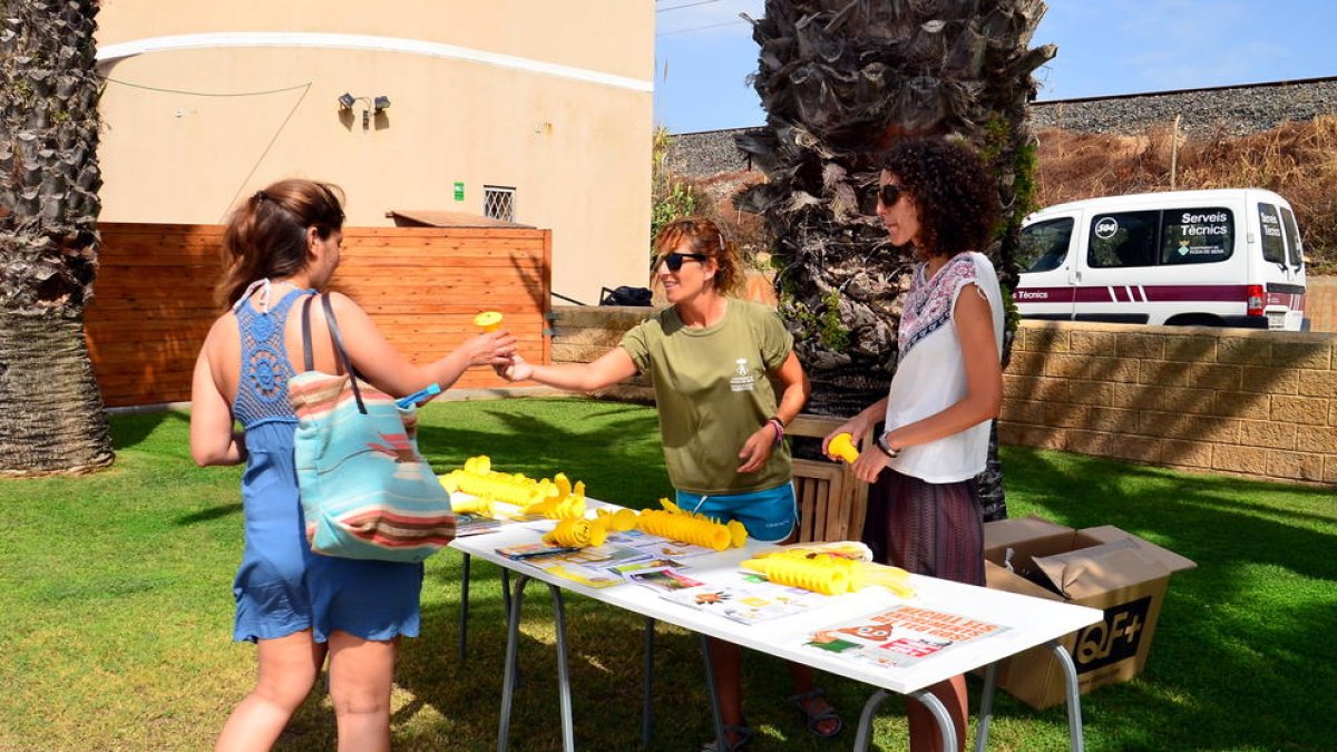 El cendrer de platja és un petit recipient de plàstic amb tapa que permet guardar les burilles per tal de llençar-les més tard a les escombraries.