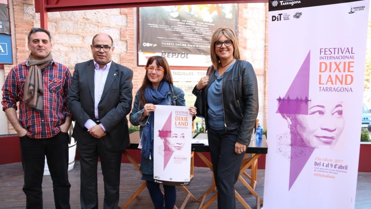Plano general de los organizadores en la presentación del programa y el cartel de la 23ª edición del Festival Internacional de Dixieland de Tarragona, en rueda de prensa en el bar de la Tarraco Arena Plaça.