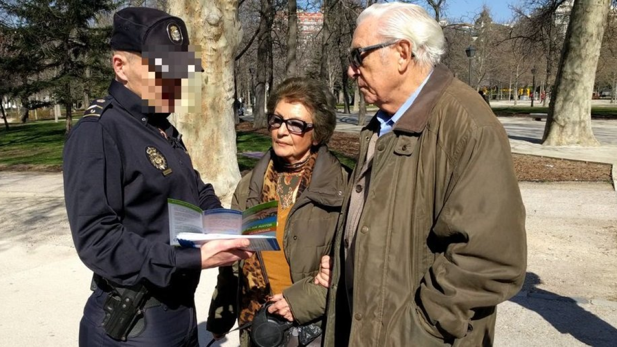 Un Policia informa a una parella
