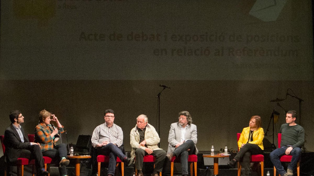 Els set participants durant del debat que va tenir lloc ahir al Teatre Batrina.