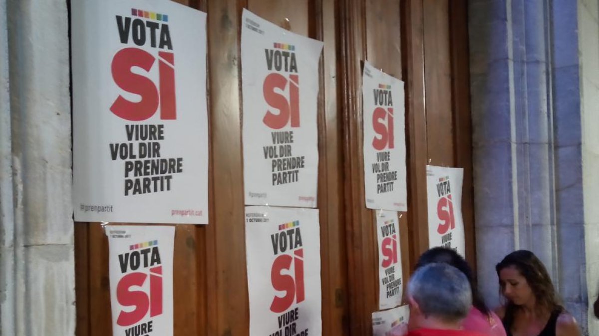 La CUP de Tarragona ha enganchado varios carteles del 'Sí' en la puerta del Ayuntamiento.