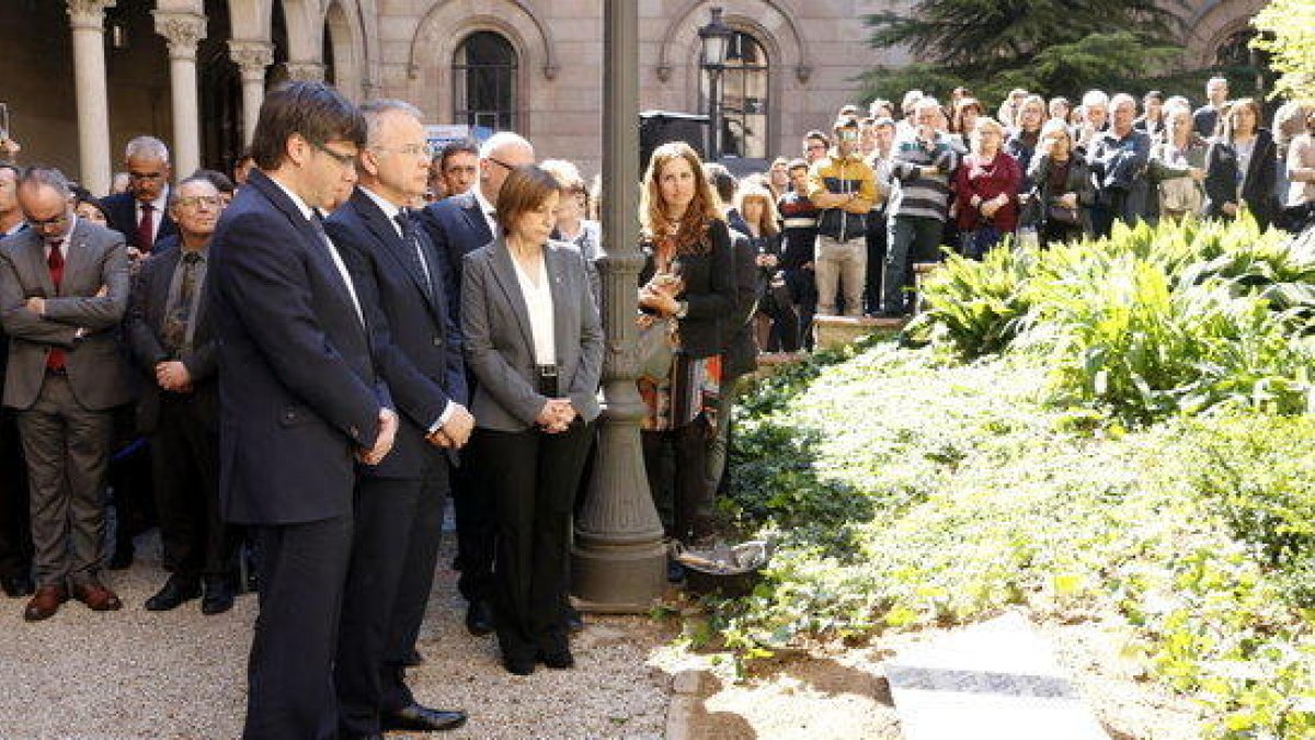 El president de la Generalitat, Carles Puigdemont, i el rector de la UB, Joan Elias, davant la placa commemorativa al jardí Ferran Soldevila a l'Edifici Històric.