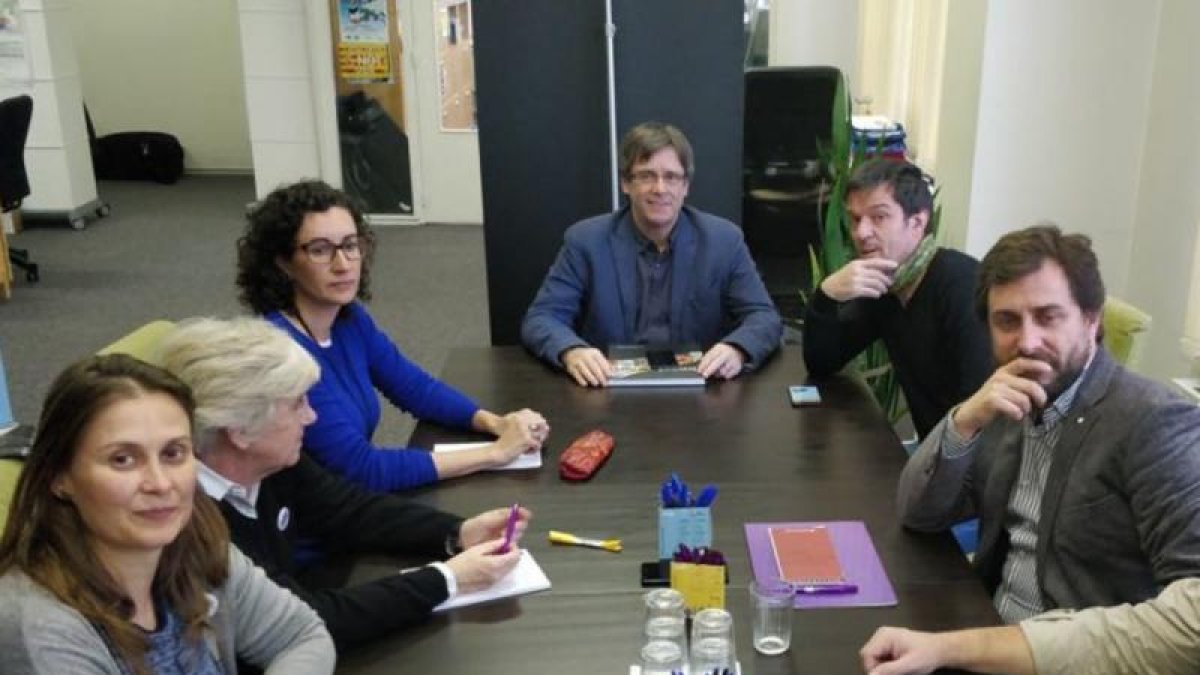 Marta Rovira ha visitat aquest dimarts el president Puigdemont i els consellers que hi ha a Brussel·les.