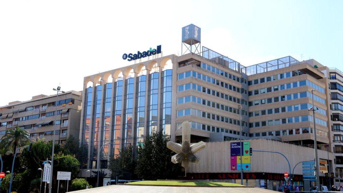 Imagen general del edificio que el Banco Sabadell tiene en Alicante y donde se ubicará la sede social de la entidad.