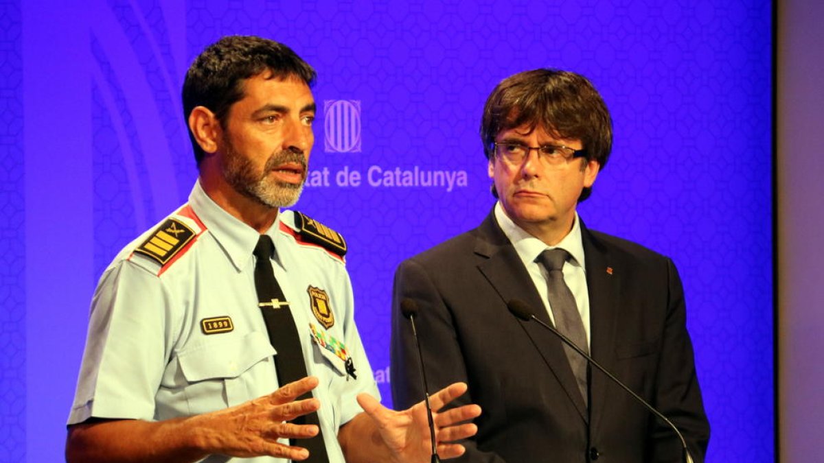 El president de la Generalitat, Carles Puigdemont, i el major dels Mossos d'Esquadra, Josep Lluís Trapero, durant la roda de premsa de dilluns a la tarda.