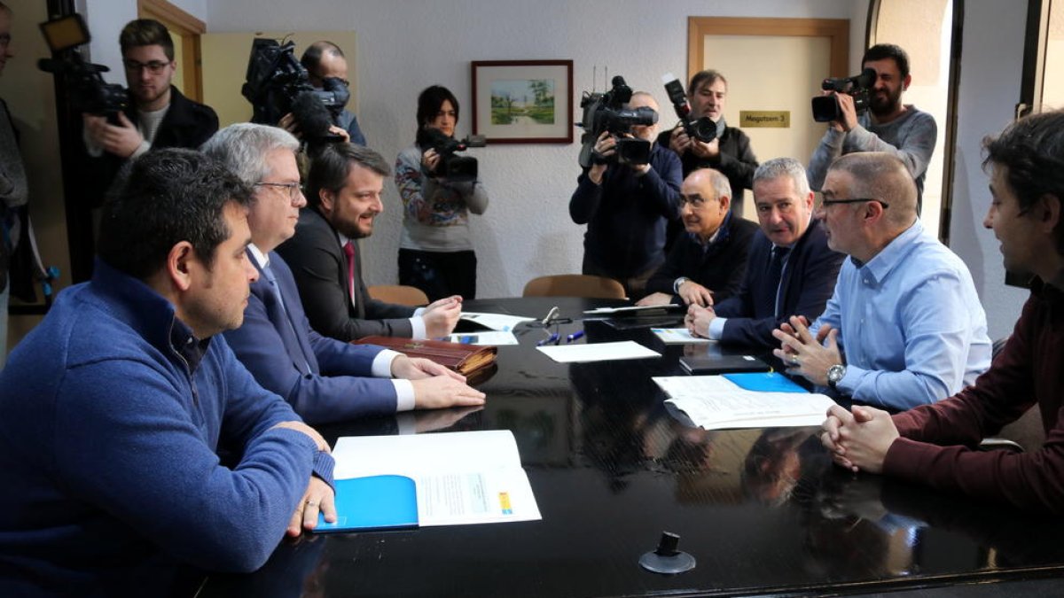 Un momento de la reunión entre el alcalde de Flix,