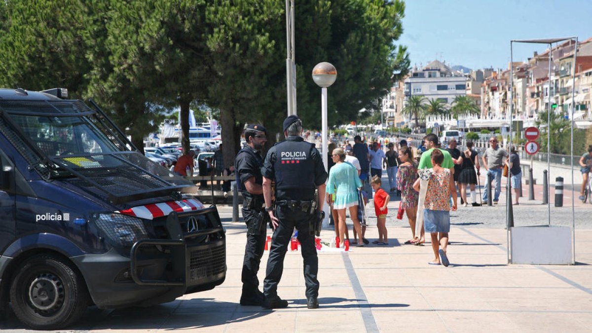 Un dispositivo policial en Cambrils, justo en el punto donde el viernes de madrugada la vecina de Zaragoza murió.