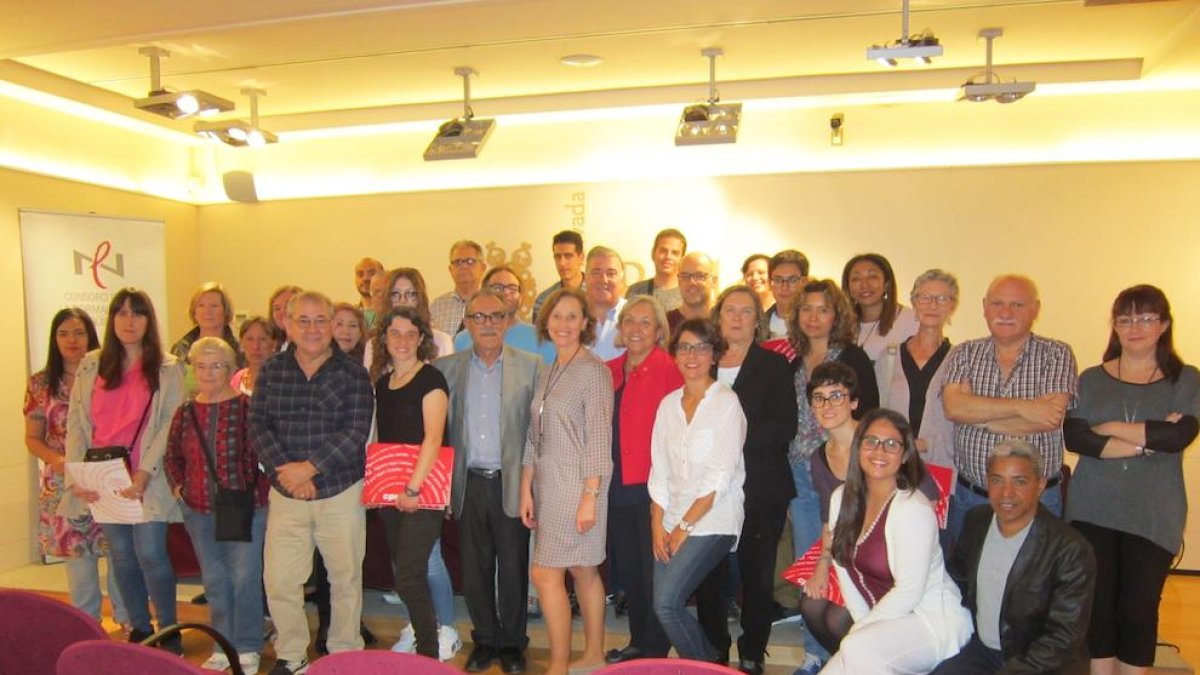 Imatge dels participants durant la presentació de la 33a edició del programa Voluntariat per la llengua de Reus.