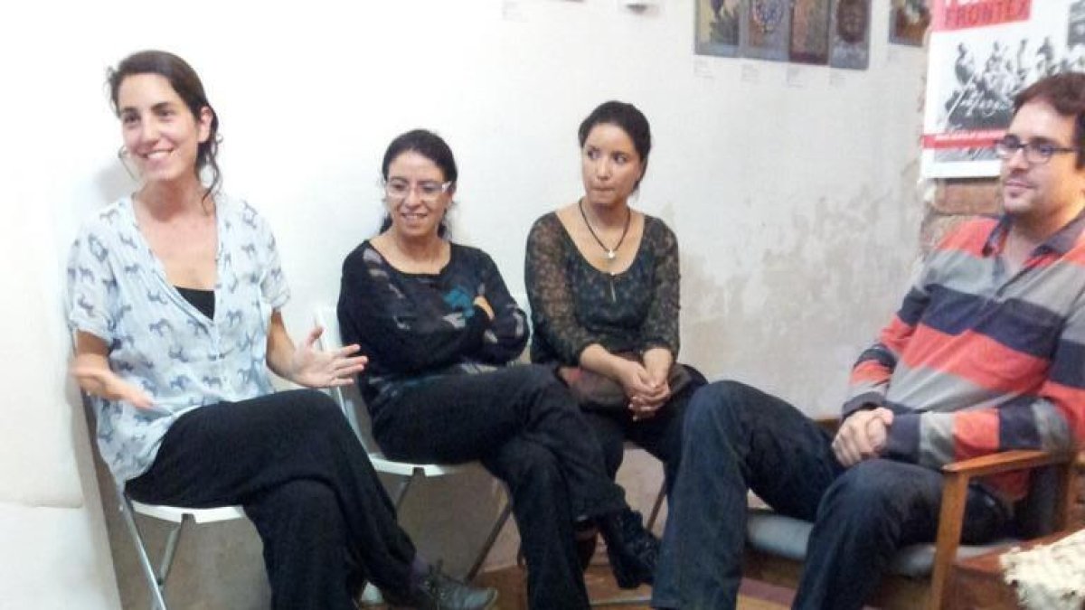 Anna Llupià (a la izquierda), en un taller de Signar en Família.