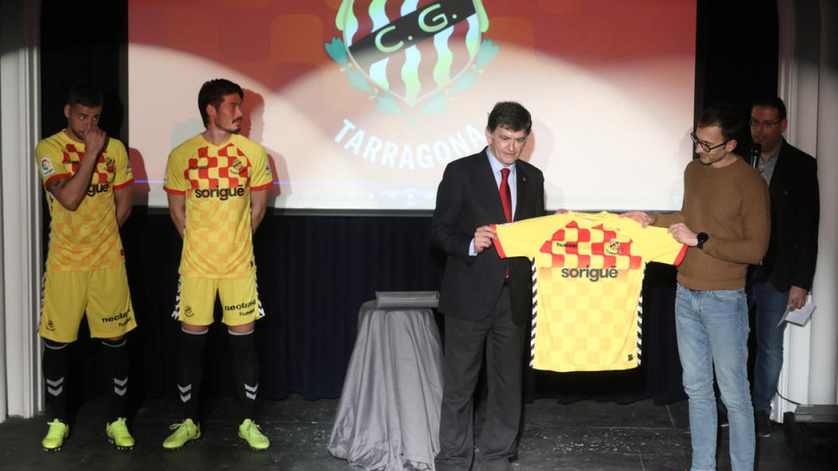 Josep Maria Andreu, president del Nàstic, juntament amb Enric Solé, el jove del qual va néixer la idea per la tercera equipació del Nàstic.